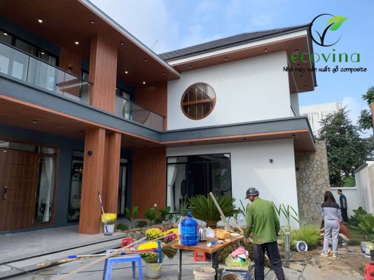 Hình ảnh thi công khung mái hiên gỗ nhựa