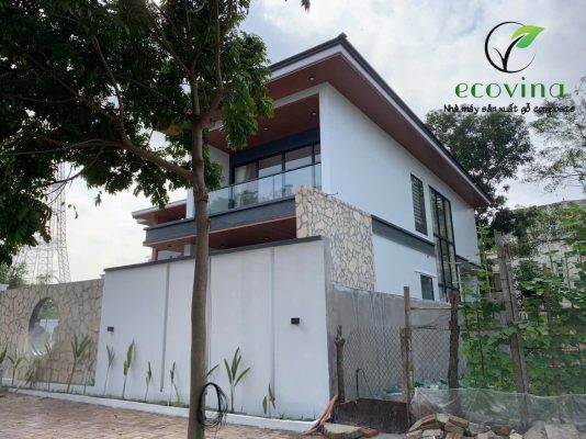 Mái hiên gỗ nhựa tại quán café hoặc biệt thự