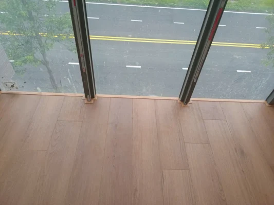 Chi tiết lát sàn gỗ Robus mã 636 sát hệ cửa kính